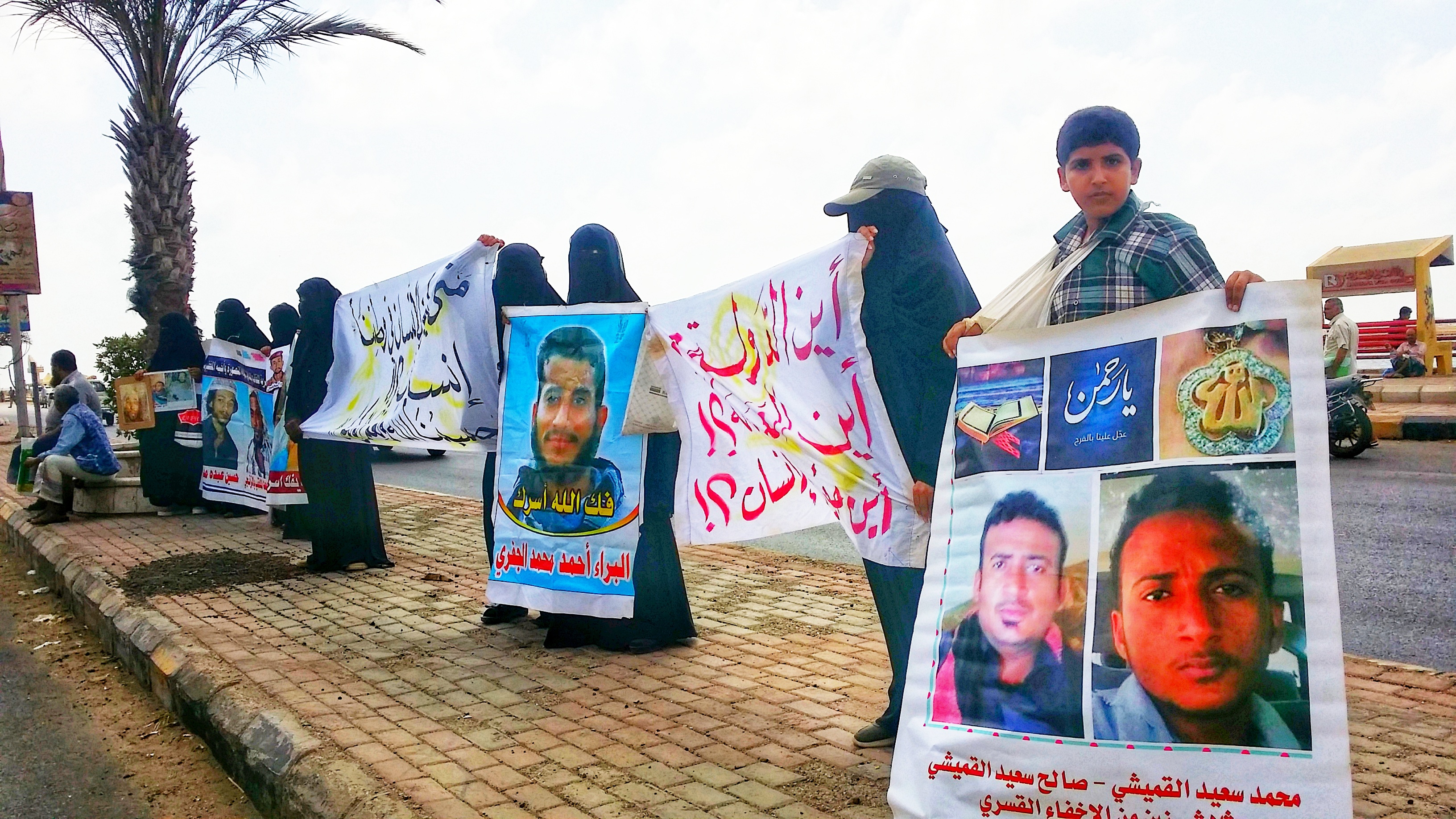 عدن .. وقفة احتجاجية لأمهات المخفيين أمام بيت وزير الداخلية