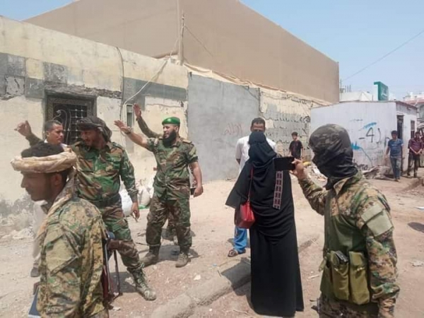 غابة عدن.. تاجر يشتري فصلا دراسيا ويقوم ببناء ملحقات خاصة داخل مدرسة