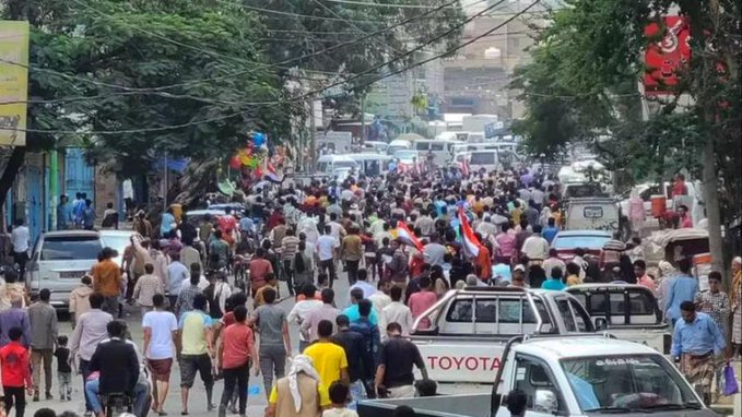 بعد عدن وحضرموت وتعز.. المهرة تنضم للاحتجاجات على انهيار العملة وتردي الوضع المعيشي