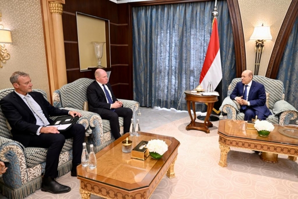 رئيس مجلس القيادة يحذر من تبعات الهجمات الحوثية على الموانئ النفطية وممرات الملاحة الدولية