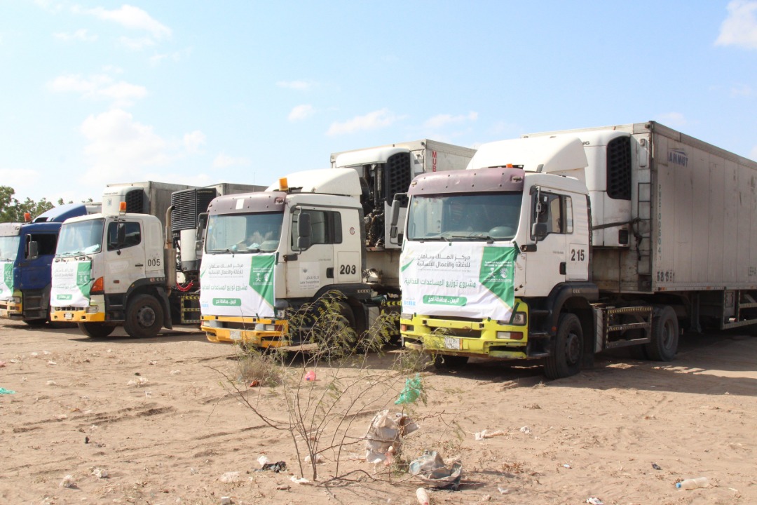 مركز الملك سلمان يدشن  وصول 14 شاحنة محملة بالمساعدات الغذائية كدفعة اولى  الى محافظة لحج 