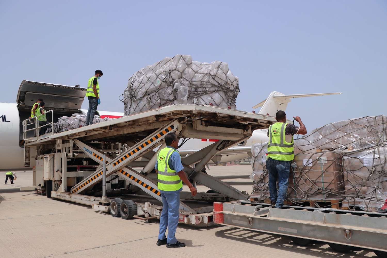 وصول مليون ونصف جرعة من لقاحات الحصبة إلى مطار عدن الدولي