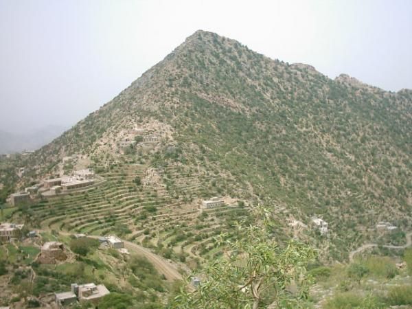 تعز.. مواجهات عنيفة بين قوات الجيش والحوثيين في محيط جبل "هان"