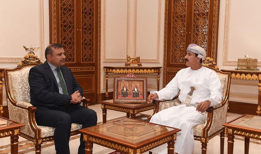 سفير اليمن في سلطنة عمان يلتقي وزير المكتب السلطاني 