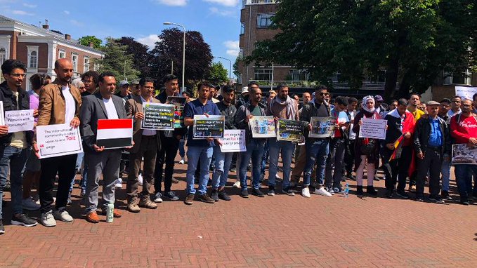 يمنيون ينظمون وقفة احتجاجية أمام محكمة العدل الدولية للمطالبة بإنهاء حصار مدينة تعز