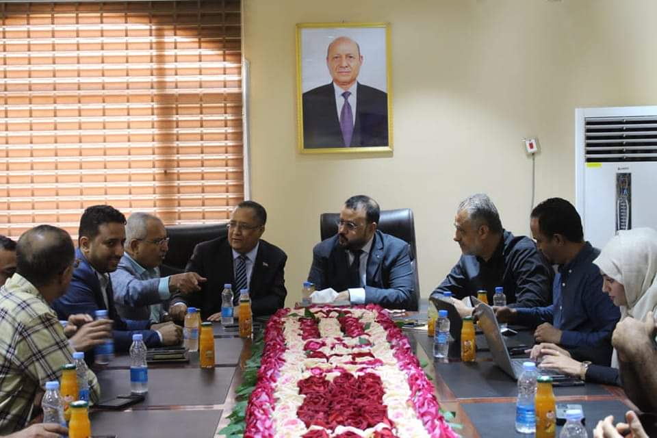 بحضور الحريزي والماس والخبجي.. توقيع مشروع صيانة وإعادة تأهيل طريق الذنبة في لحج 