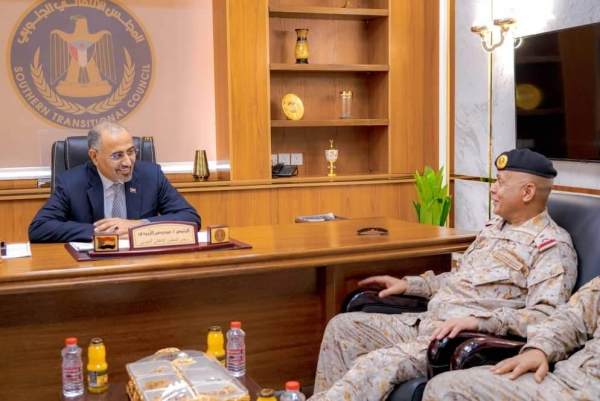 عيدروس الزبيدي يستقبل قائد قوات التحالف في مكتبه الانفصالي وليس في القصر الرئاسي