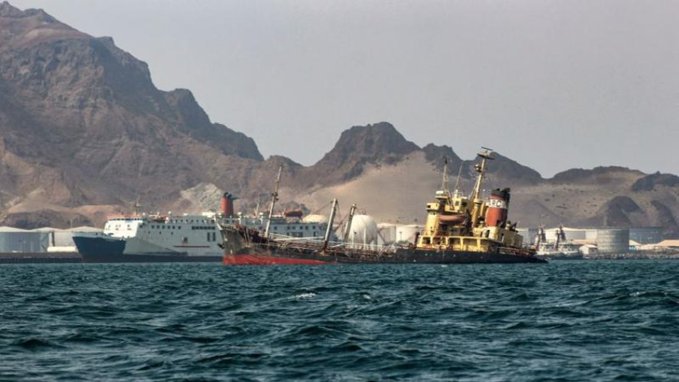 فشل محاولات تعويم سفينة نفطية غارقة قبالة ميناء عدن