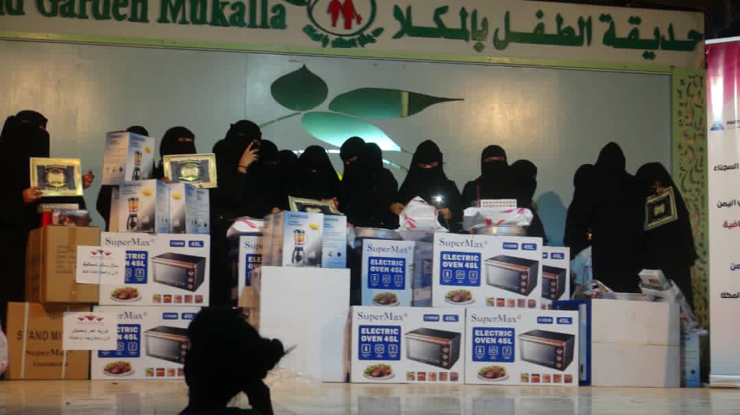بدعم من شركاء اليمن الامل النسوية تسلم 84 مشروعا مدرا للدخل للاسر في مدينة المكلا