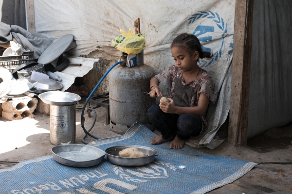 برنامج أممي: الجوع يدفع أسر يمنية لأكل أوراق الشجر