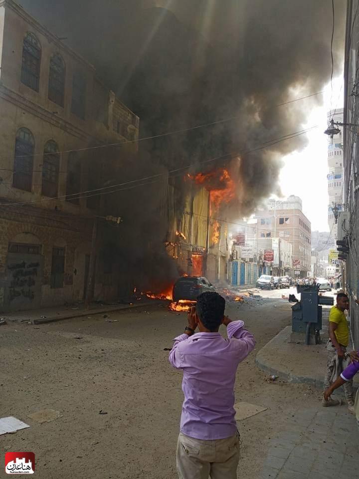 شاهد صورة : اندلاع حريق هائل يلتهم عمارة في العاصمة عدن 