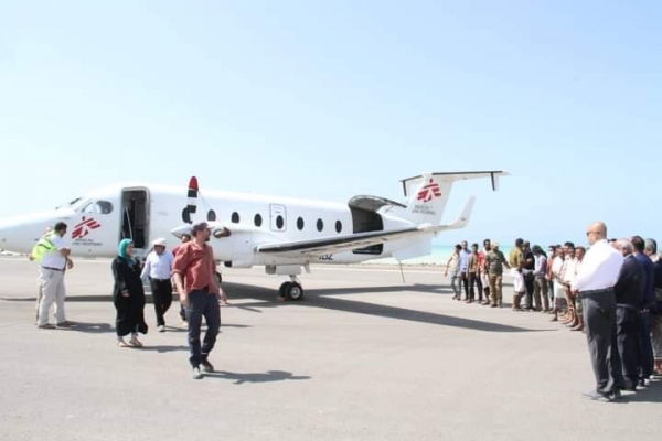 هبوط أول طائرة مدنية في مطار المخا باليمن على متنها مساعدات طبية