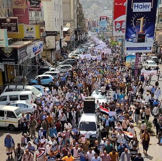 مظاهرة حاشدة في تعز تطالب الأمم المتحدة بالضغط على الحوثيين لفتح منافذ المدينة