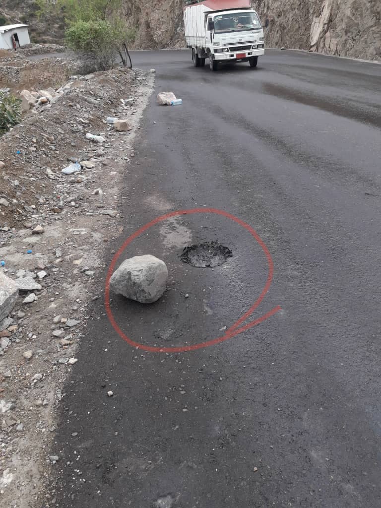 مطالبات برفض تسليم مشروع طريق رئيسي من المقاول يربط تعز وعدن 
