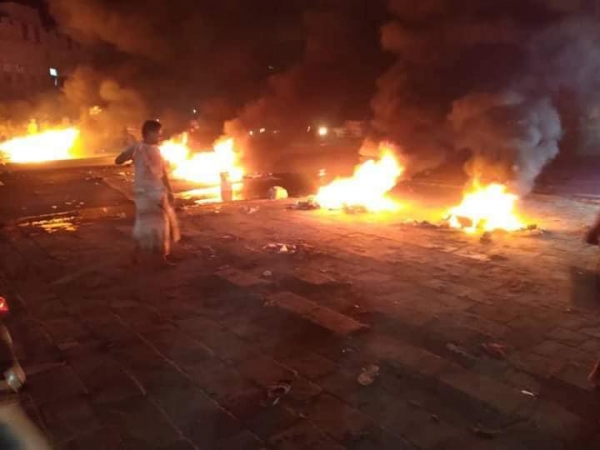 احتجاجات غاضبة في الشحر بحضرموت تنديدا بتردي الأوضاع وانقطاع التيار الكهربائي