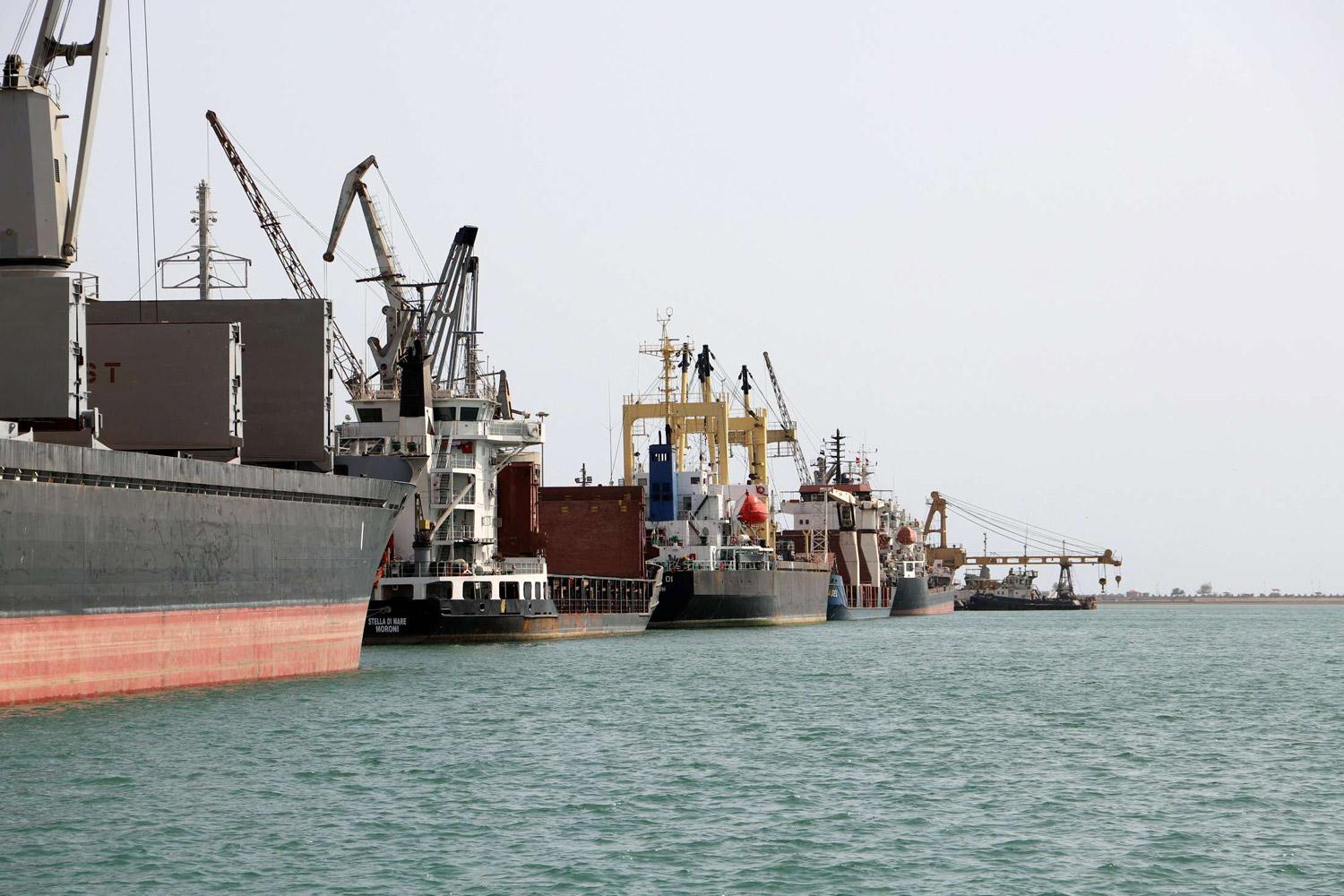 الحوثيون يتهمون التحالف باحتجاز سفينة بنزين رغم تفتيشها