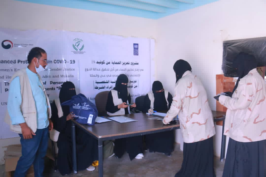 ختام توزيع 250 حقيبة صحية لمنتسبي الأمن والجيش بساحل حضرموت