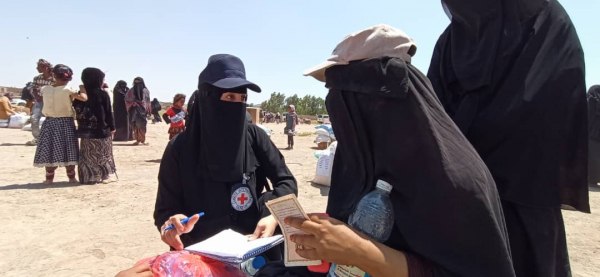 لجنة الصليب الأحمر توزع مساعدات غذائية طارئة لأكثر من 600 أسرة في البيضاء