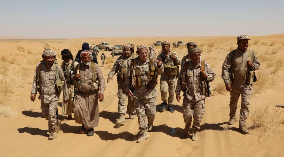 خلال تفقده الخطوط الأمامية في الجبهات الجنوبية بمأرب  : الفريق المقدشي يؤكد أن العمليات العسكرية ستنتقل لما بعد مأرب