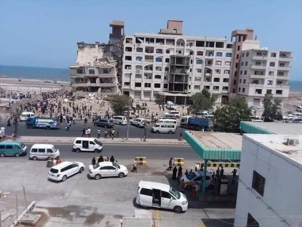 سقوط ضحايا جراء انهيار عمارة كبيرة على ساكنيها في خور مكسر بمدينة عدن