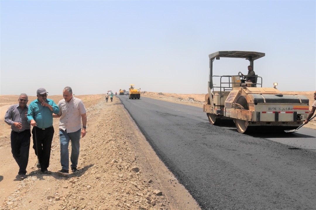 رئيس صندوق صيانة الطرق يتفقد سير العمل بخط الوهط طور الباحة في لحج