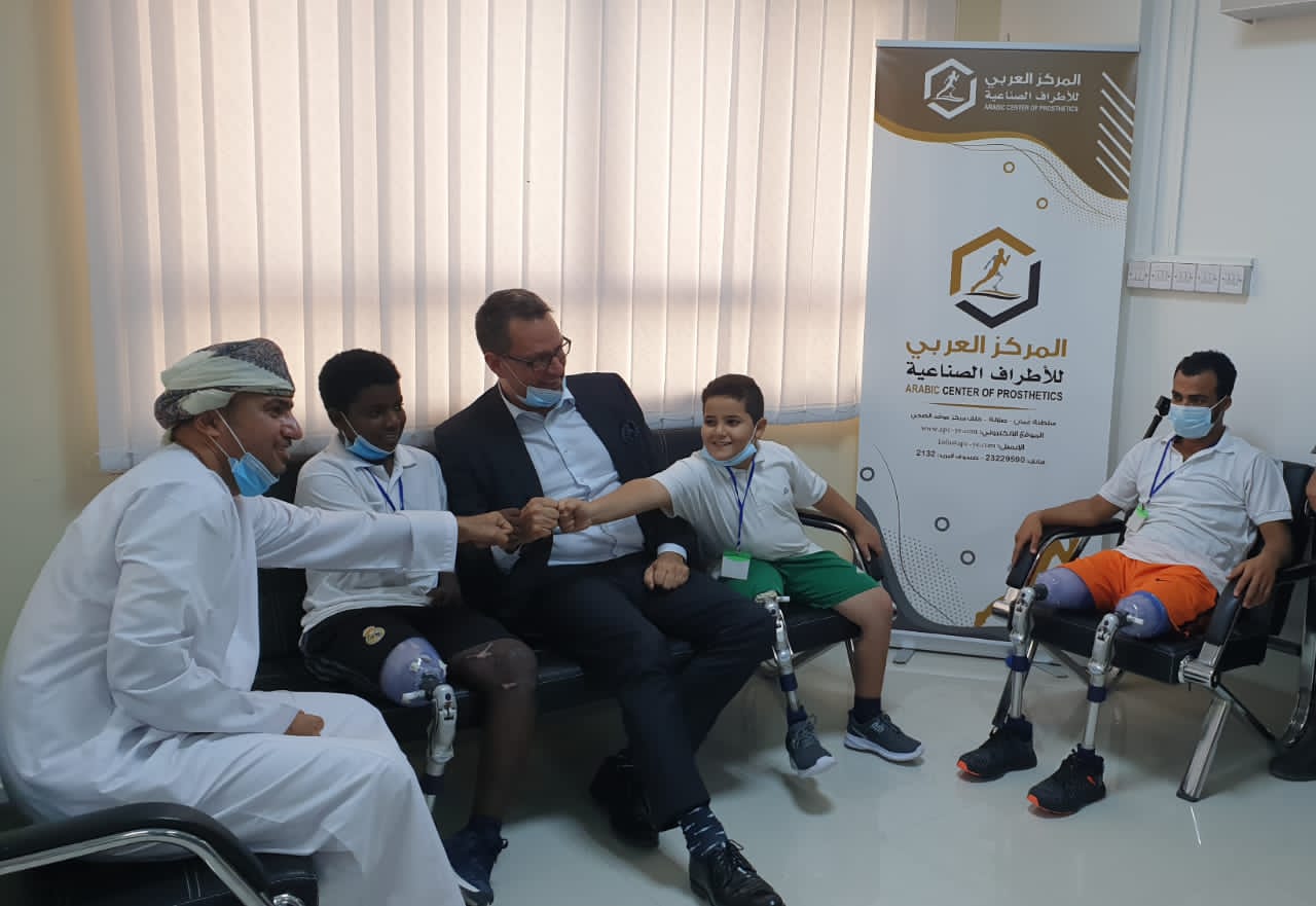 السفير السويدي يزور الجرحى اليمنيين في المركز العربي للأطراف الصناعية بعُمان التابع لمؤسسة الشيخ حمود سعيد المخلافي