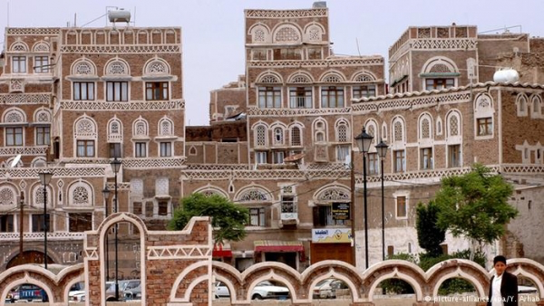 تقرير يرصد قيام مليشيا الحوثي بالسطو على 47 منزلاً تاريخيًا في صنعاء القديمة بينها منزل البردوني.. 