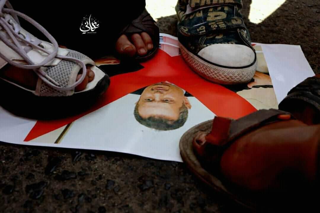 تشيع كيس الدقيق ودعس صور معين عبدالملك في تظاهرات غاضبة بتعز 