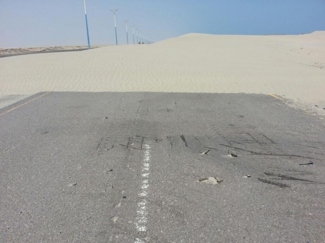 نفذها شباب الاصلاح في رضوم : مبادرة لإزالة الكثبان الرملية بطريق منطقة الحامية شبوة 