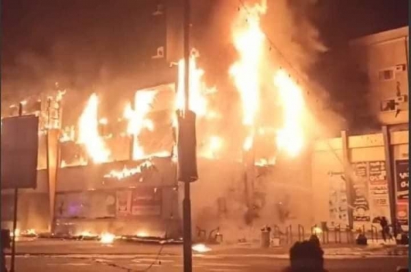 حريق يلتهم أجزاء واسعة من مجمع تجاري في مدينة عدن
