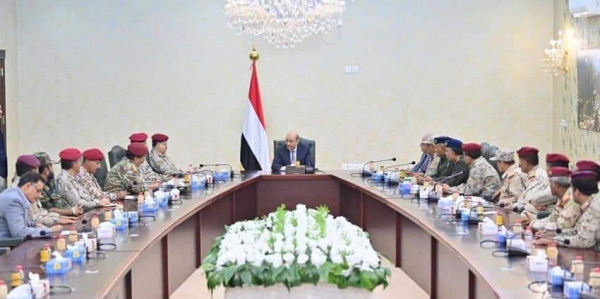 رئيس مجلس القيادة يطلع على الجاهزية القتالية لهزيمة الحوثيين