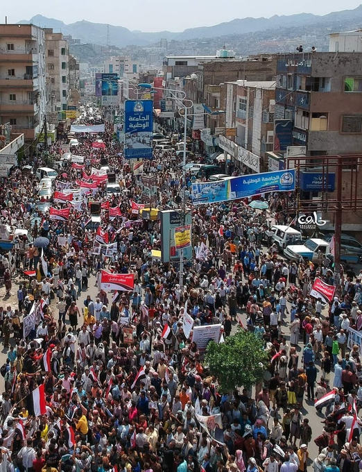 تظاهرة حاشدة في تعز للمطالبة بإقالة المحافظ وتدعو الجيش لاستكمال التحرير