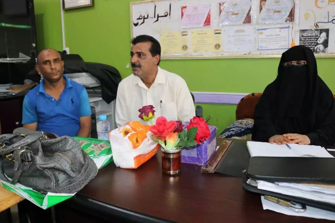 قرر بإغلاق المدارس يوم الخميس حتى ينصاع الجميع إلى رشده ..  : الفضلي : محافظ عدن أوقف رواتب (1500) معلم لتركيع العميلة التعليمية في خورمكسر 