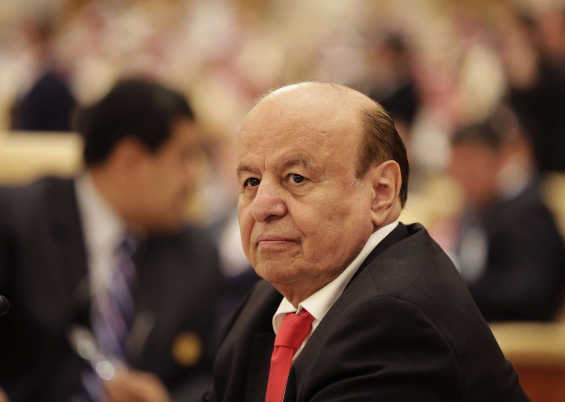 هادي يدعو أبناء شبوة للتلاحم ويُشيد بالإنجازات الخدمية التي تشهدها المحافظة