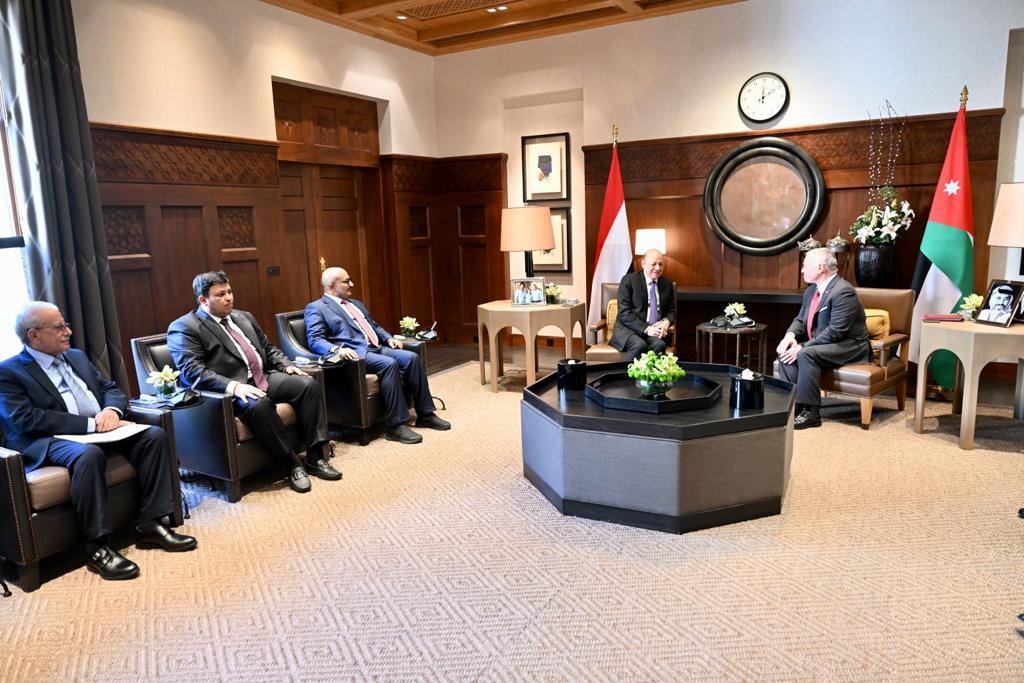 رئيس مجلس القيادة يصل الأردن في زيارة رسمية ويبحث مع ملك الأردن التنسيق لمواجهة التحديات الأمنية