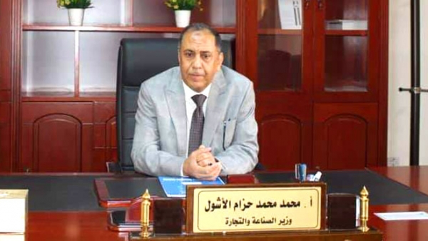 وزير الصناعة يوجه بإغلاق ثلاثة مراكز تجارية مخالفة في عدن*