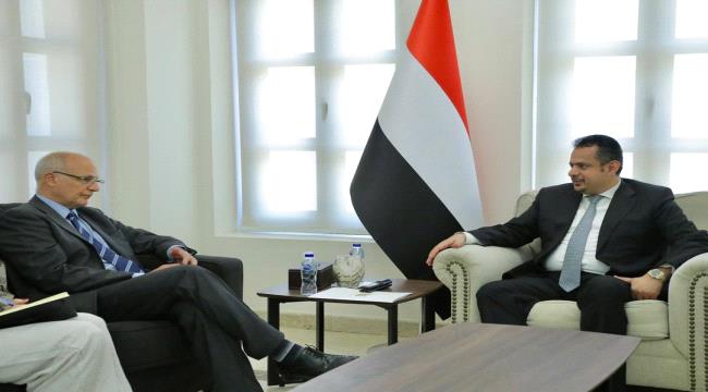 خلال توديعه لسفير المملكة المتحدة في اليمن : رئيس الوزراء يشيد بدعم بريطانيا للحكومة الشرعية