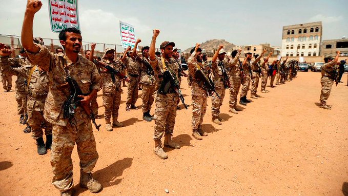 جماعة الحوثي تنظم عرضا عسكريا وتحشد للجبهات قبل 4 أيام من انتهاء الهدنة