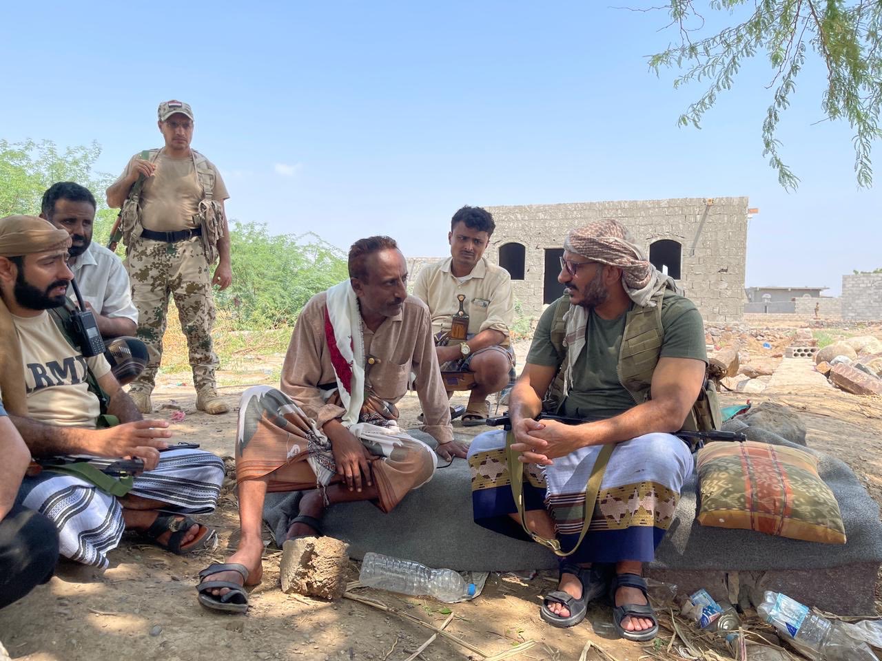 طارق عفاش يخلي مواقع في محيط مدينة الحديدة لصالح قوات يقودها وزير الدفاع الاسبق ويتسلم مديرية موزع