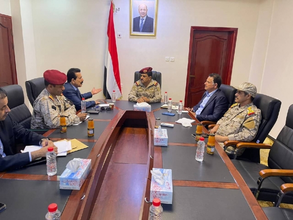 وزير الدفاع يبحث مع محافظ الجوف الوضع الميداني في جبهات القتال.. تفاصيل