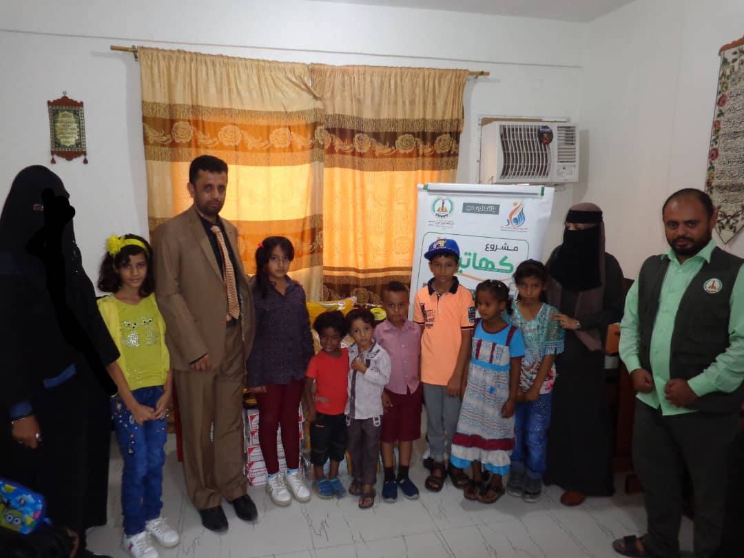 مؤسسة الرواد للتنمية توزع مساعدات غذائية للأيتام والأرامل