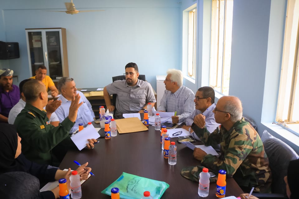 تنفيذا لتوجيهات المحافظ لملس ..الوكيل السقاف  يلتقي قيادة السلطة المحلية والمكاتب التنفيذية بالتواهي لضبط التعاملات السعرية 