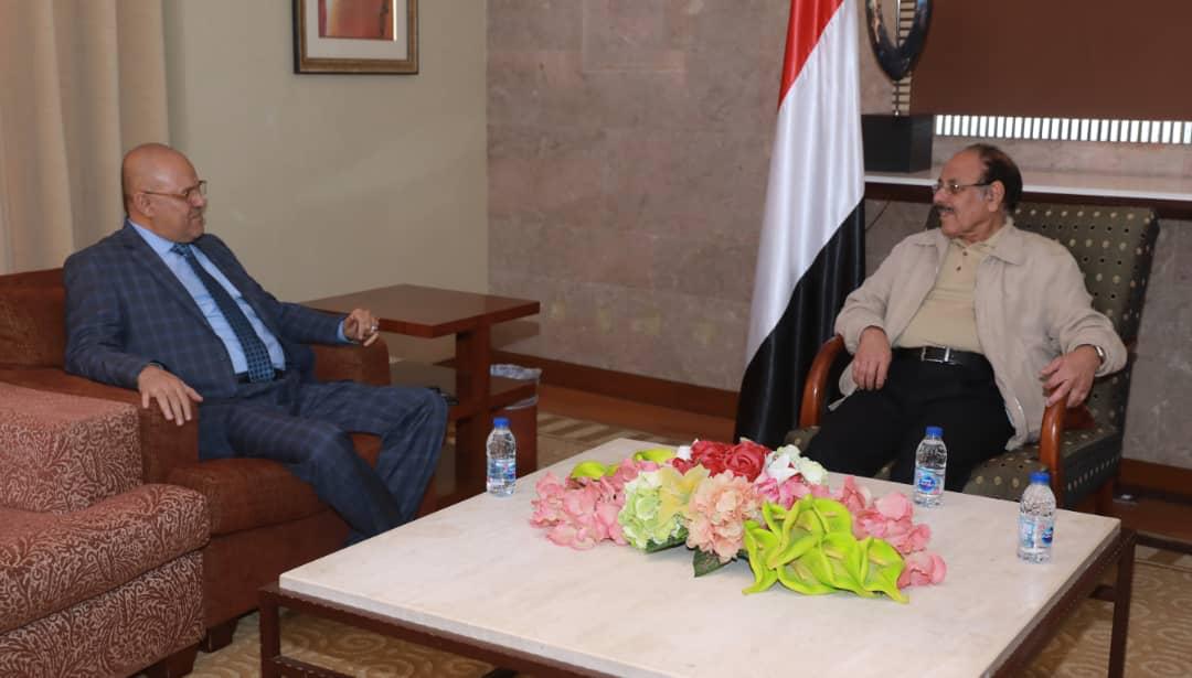 اهم مادار في لقاء جمع محافظ تعز مع الفريق علي محسن الاحمر