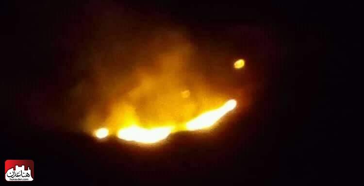 عاجل: شاهد صورة..إندلاع حريق في موقع ميليشيا الحوثي  عقب إستهدافه.