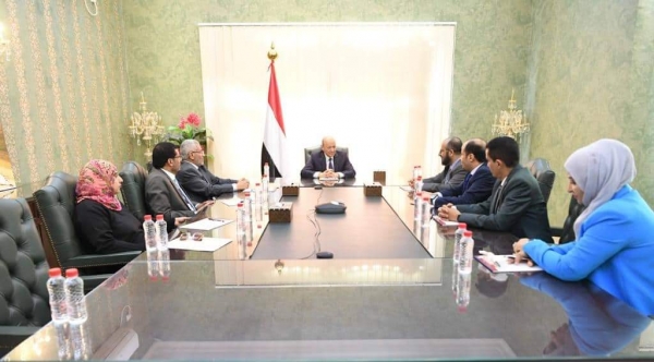 العليمي يتسلم المسودة المنظمة لأعمال المجلس الرئاسي